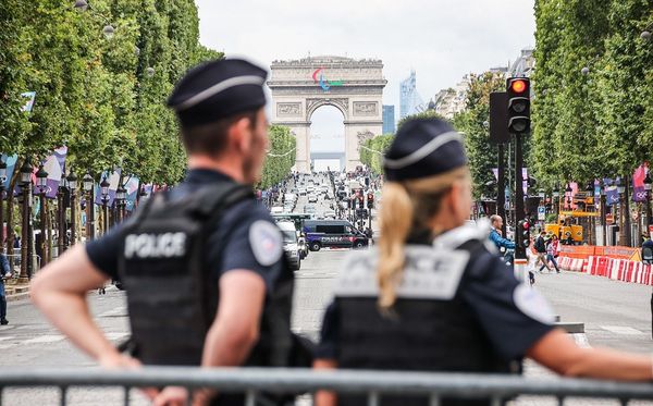 Policiais trabalham em frente ao Arco do Triunfo durante Paris-2024