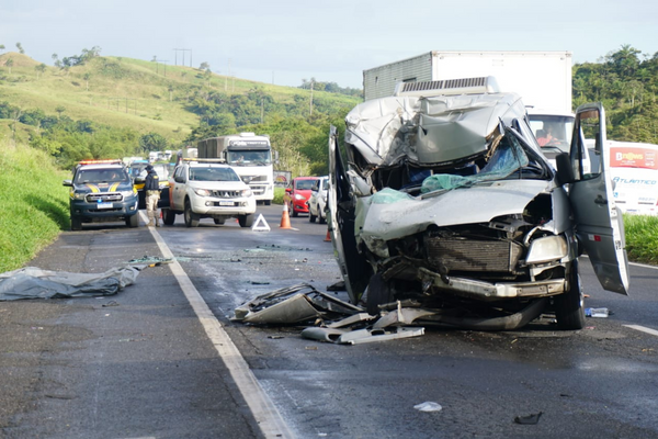 Van colidiu com veículo grande na BR-324