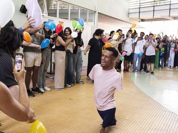 Imagem - Gabrielzinho volta à faculdade e é ovacionado pelos colegas