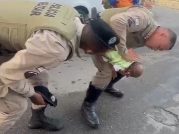 Imagem - Recém-nascido engasga e é salvo por policiais em Pituaçu