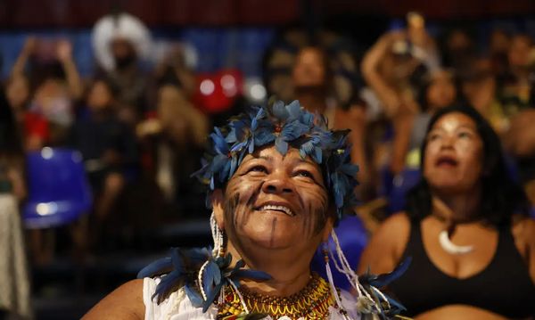 Cacica Jamopoty Tupinambá, que veio receber o Manto Tupinambá no Museu Nacional, assiste apresentação de artistas circenses do Unicirco e os convida para ritual no picadeiro