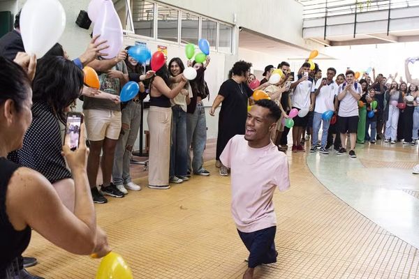 Gabrielzinho chegando à universidade após Paralimpíadas