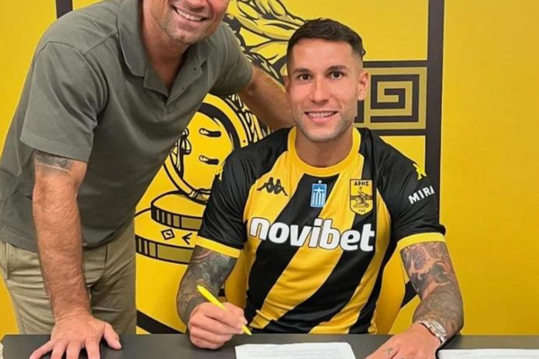 Hugo Mallo assinando contrato com Aris Saloniki, da Grécia