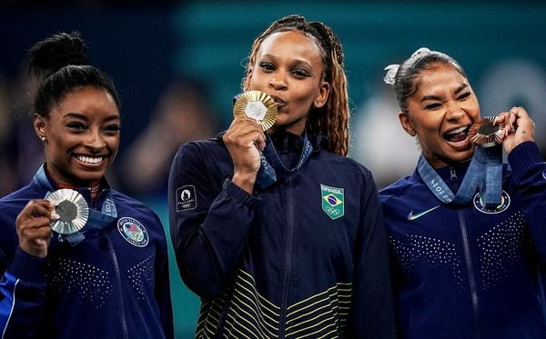 Simone Biles, Rebeca Andrade e Jordan Chiles no pódio em Paris-2024