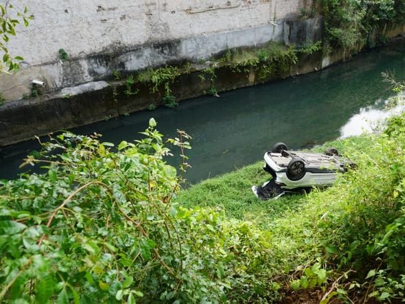 Imagem - Carro despenca em ribanceira e cai em córrego no Imbuí