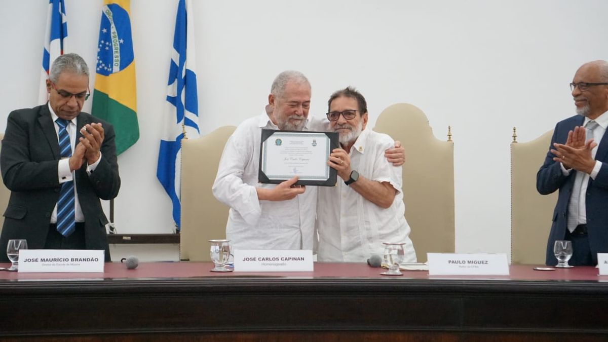 José Carlos Capinan recebendo o título de Doutor Honoris Causa