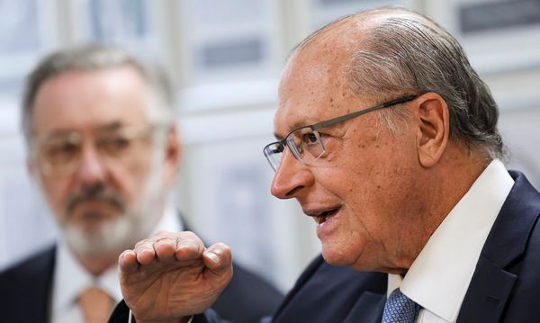 O secretário-executivo do MDIC, Márcio Fernando Elias Rosa, e o vice-presidente e ministro do Desenvolvimento, Indústria, Comércio e Serviços, Geraldo Alckmin,