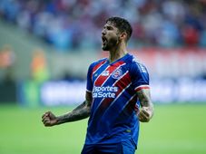 Imagem - Vitória tenta contratar Everaldo, mas centroavante do Bahia descarta jogar no Leão