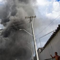 Imagem - Casarão pega fogo no Comércio