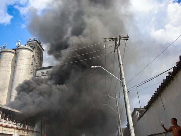 Imagem - Casarão pega fogo no Comércio