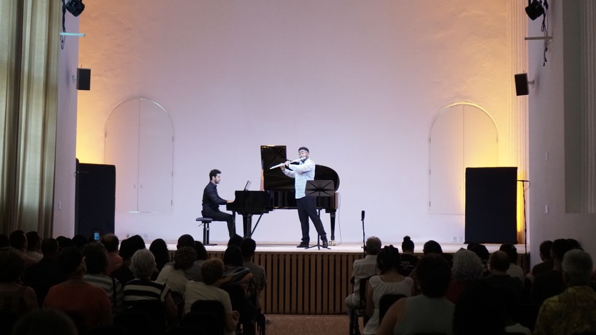 Jonadabe  cursou bacharelado em música e o mestrado em orquestra na HES-SO, em Delémont, na Suíça