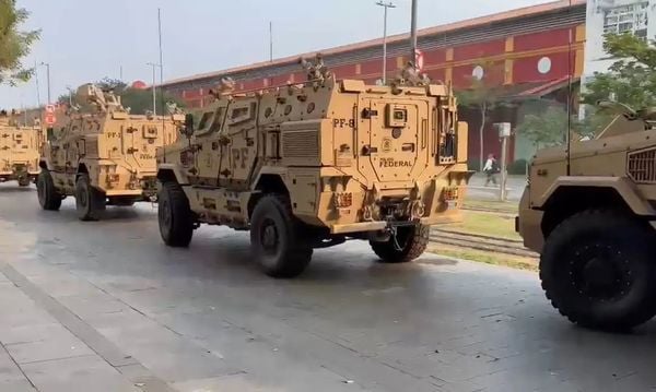 Blindados da Polícia Federal durante Operação Buzz Bomb