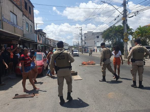 Imagem - Moradores de Valéria atiram garrafas de vidro e pedras em policiais durante protesto