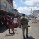 Imagem - Policial é flagrado atirando em meio a protesto de moradores em Valéria