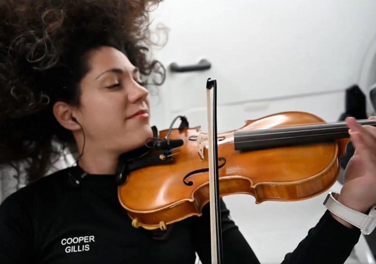 engenheira americana se torna primeira pessoa a tocar violino no espaço