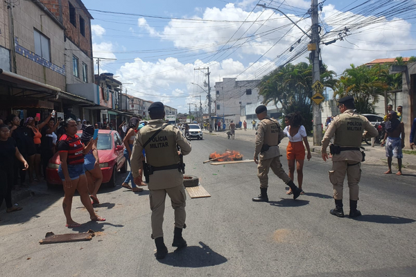 Policiais tentam conter manifestantes em protesto