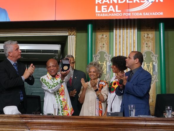 Imagem - Presidente do Olodum recebe medalha Zumbi dos Palmares na Câmara Municipal