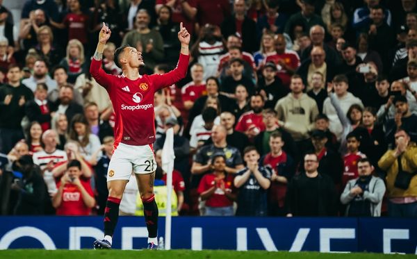 Antony comemora gol pelo Manchester United