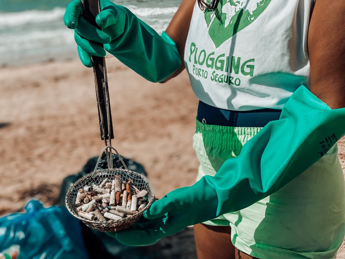 Bitucas de cigarro estão entre os materiais mais frequentemente encontrados