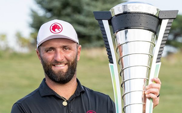 Jon Rahm com o troféu do LIV Golf