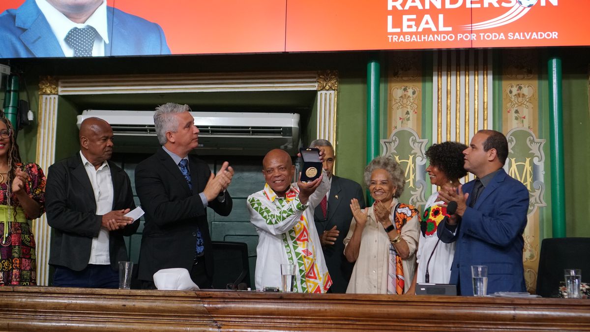 Marcelo Gentil recebendo medalha Zumbi dos Palmares