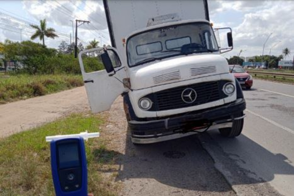 Motorista alcoolizado é preso dirigindo em zigue-zague na BR-324