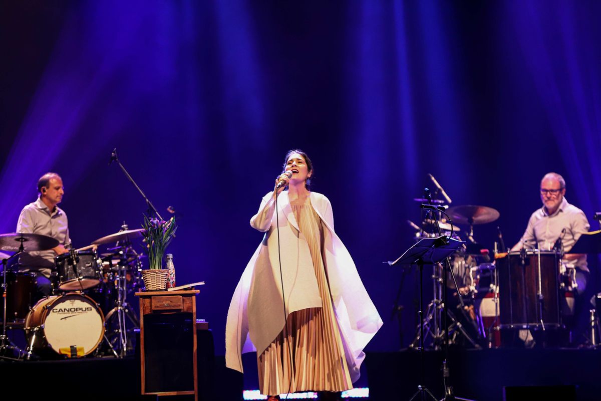 Mônica Salmaso com sua banda no show Minha Casa