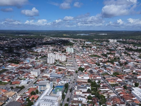 Imagem - Homem invade loja de móveis com carro em Alagoinhas após passar mal