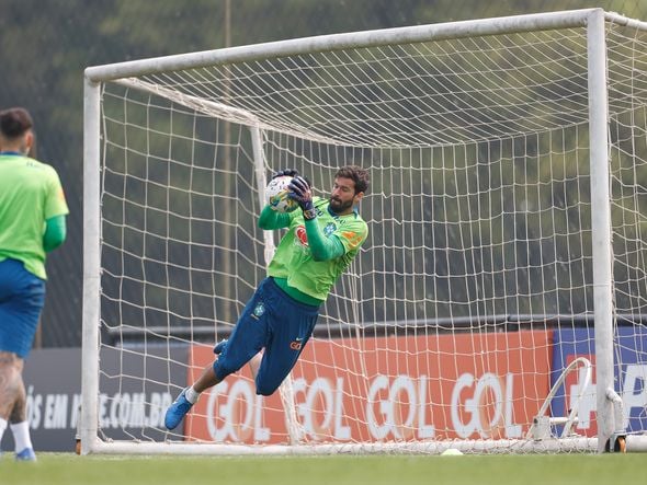 Imagem - Alisson vira dúvida no Liverpool por problema físico e preocupa Seleção Brasileira