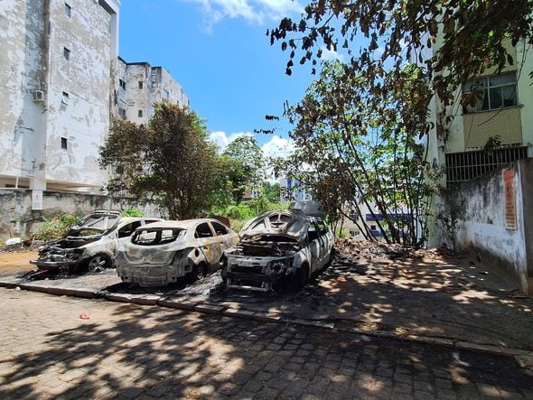 Imagem - Carros pegam fogo e ficam destruídos em incêndio no Rio Vermelho