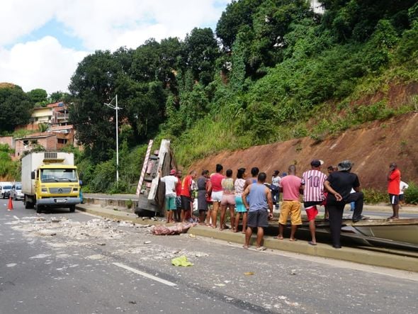 Imagem - Acidente grave com caminhão deixa um morto e dois feridos em Pau Lima