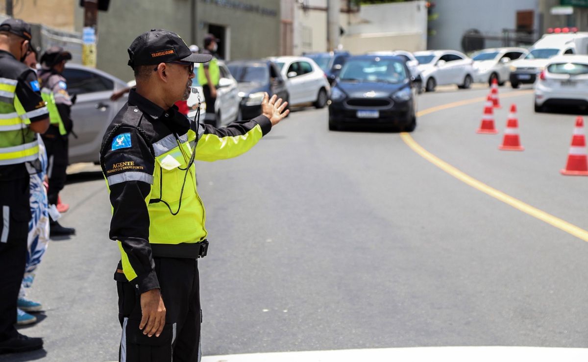 Agente organiza trânsito na rua