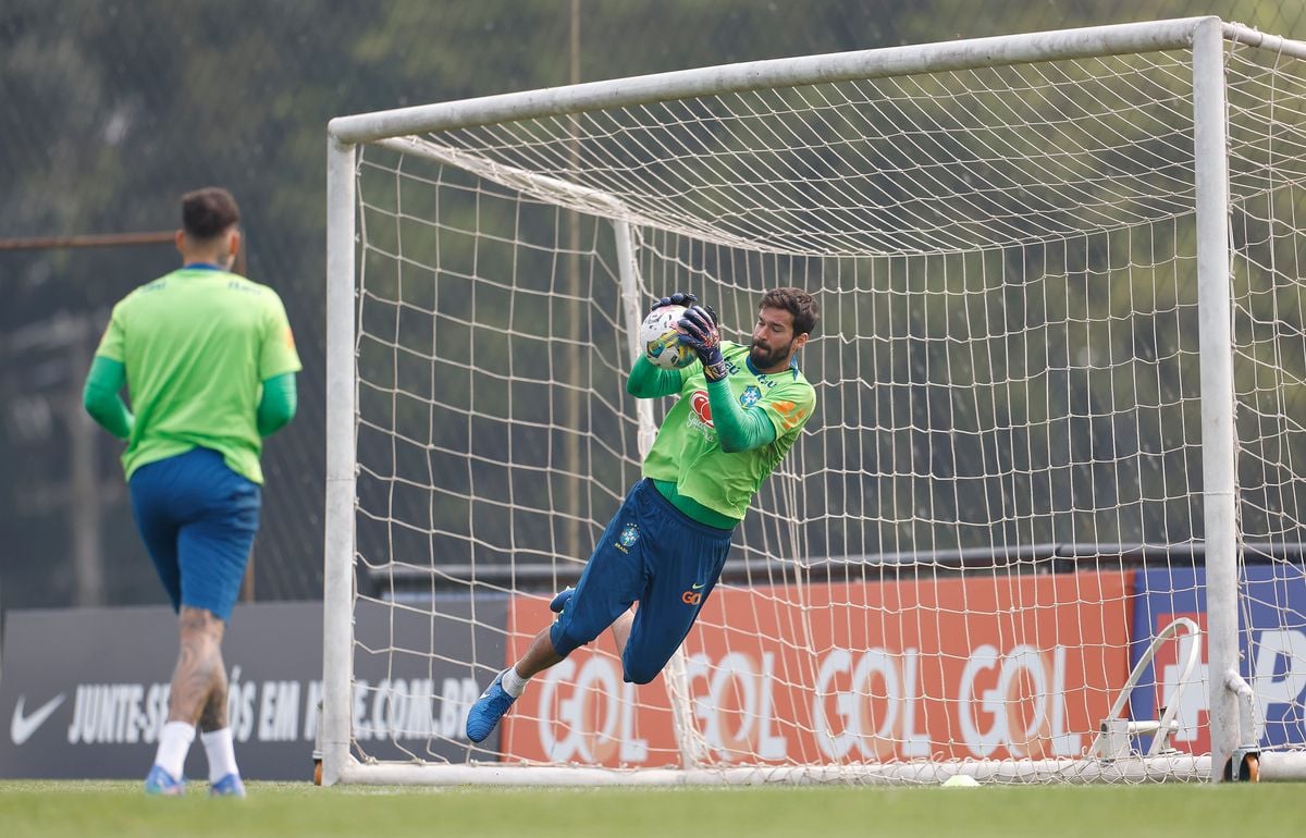 Alisson durante treino da Seleção Brasileira antes do jogo contra o Paraguai 