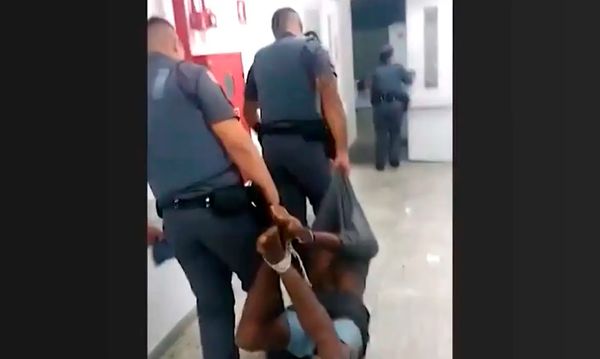 Policiais militares amarraram um suspeito de furto pelas mãos e pelos pés e o arrastaram e carregaram como um anima