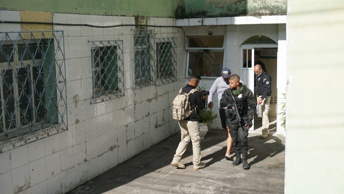 Policiais penais cumprem mandados contra servidores em Salvador  por Ana Albuquerque / CORREO 