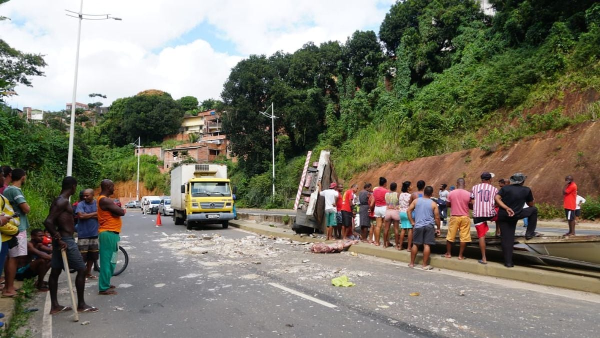 Vítimas ficaram presas nas ferragens do caminhão 