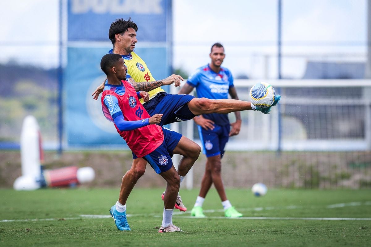 Zagueiro Victor Cuesta é o mais cotado para entrar na vaga do suspenso Kanu