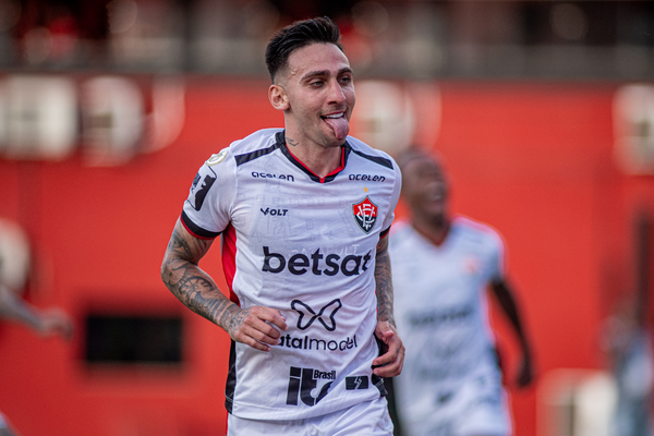 Gustavo Mosquito abriu o placar para o Vitória