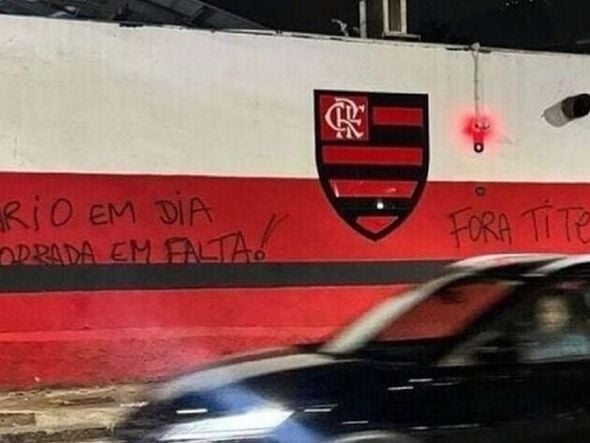 Imagem - Torcida do Flamengo picha muros da Gávea pedindo 'Fora Tite' e ameaçando elenco com 'porrada'