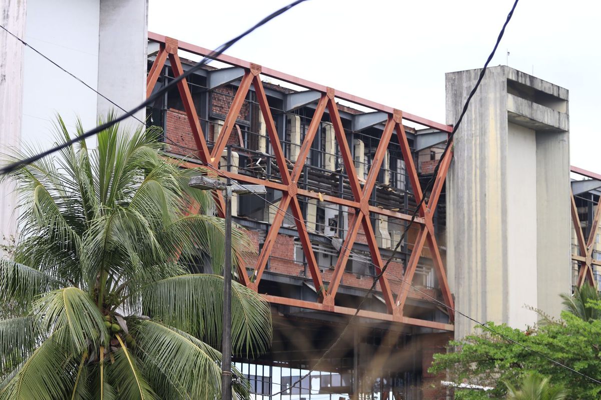 Antigo Centro de Convenções amarga abandono na capital baiana 