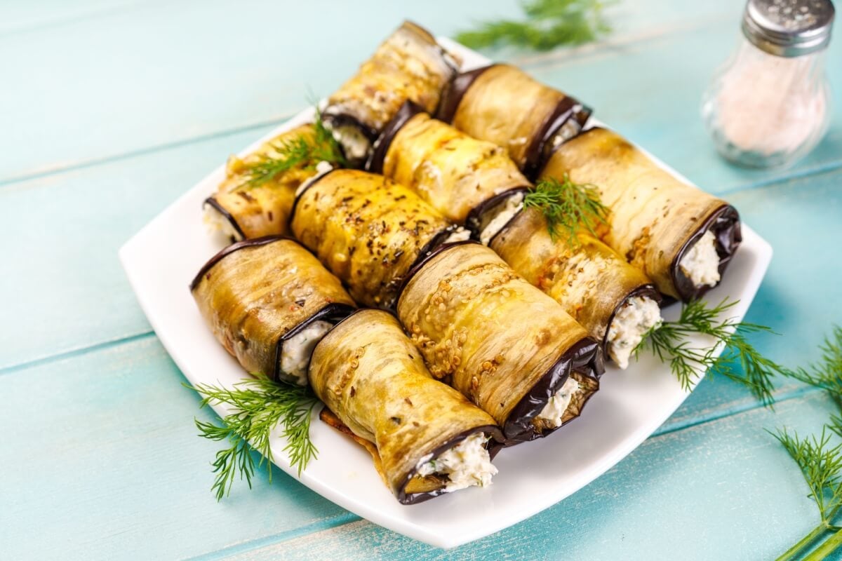 Rolinhos de berinjela recheados com tofu (Imagem: Tanya Sid | Shutterstock) por  