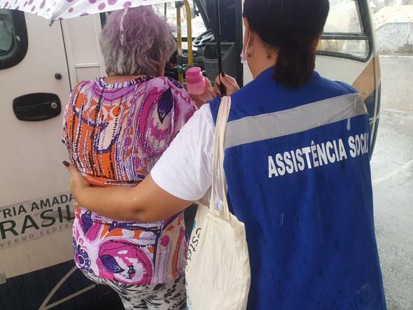 Imagem - 'Pedindo por água': idosa é encontrada em estado de desidratação em abrigo de Salvador