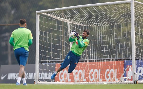 Alisson em treino da Seleção Brasileira, em setembro