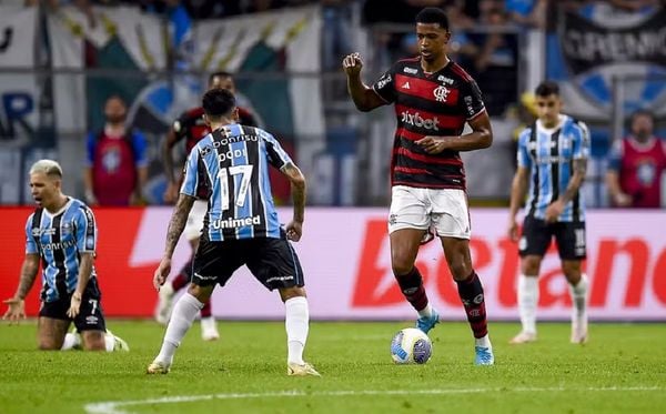 Carlinhos em ação durante o jogo do Grêmio contra o Flamengo