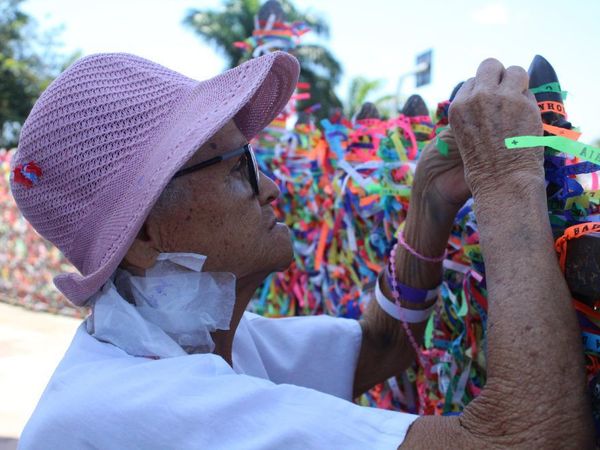 Dona Josefa cumprindo a tradição das fitinhas do Senhor do Bonfim