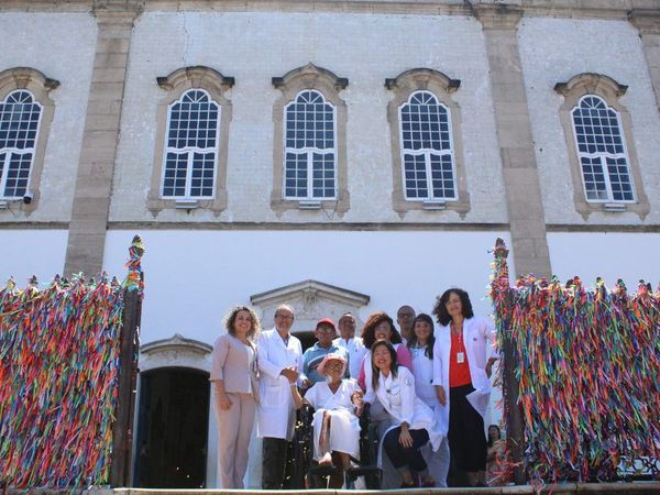 Equipe do Hospital da Mulher com Josefa