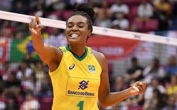 Fabiana em ação pela seleção brasileira de vôlei