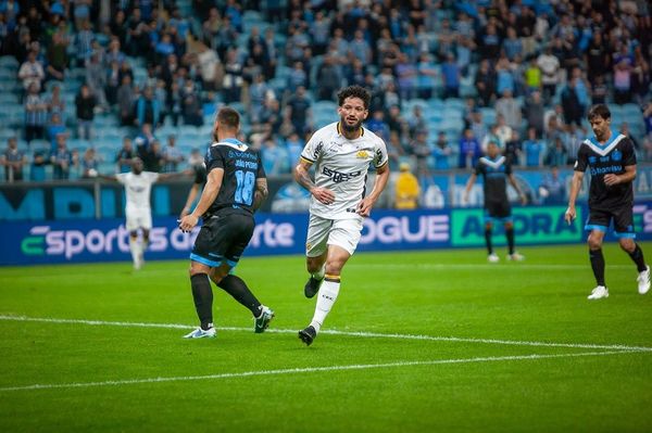 Arthur Caíke comemora um dos gols do Criciúma sobre o Grêmio