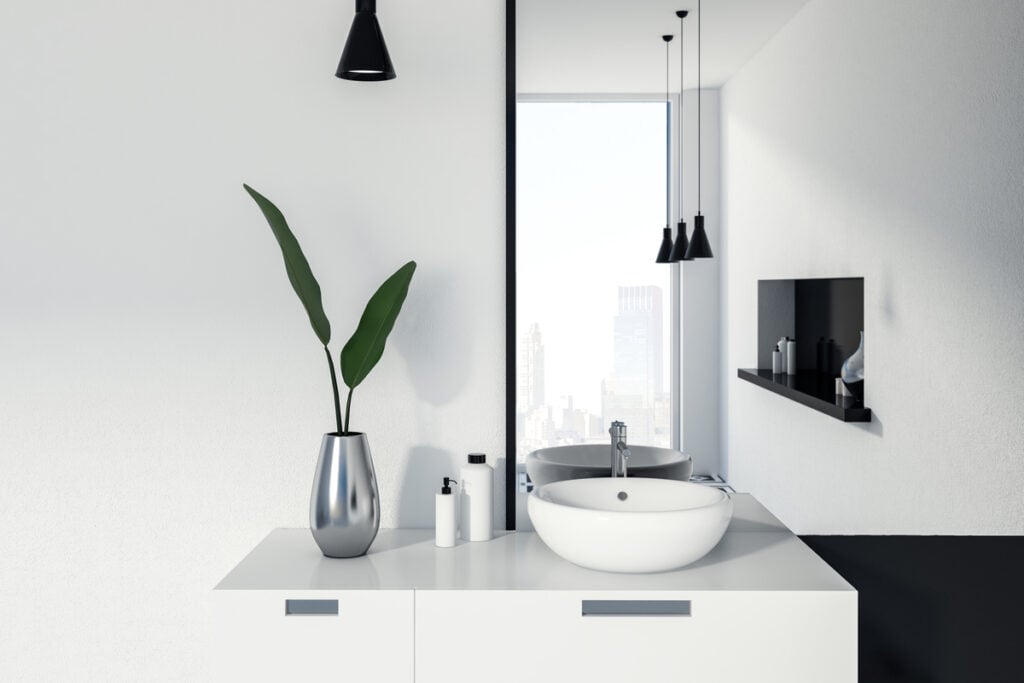 Na decoração contemporânea, o banheiro também deve priorizar as linhas retas (Imagem: ImageFlow | Shutterstock) por Imagem: ImageFlow | Shutterstock