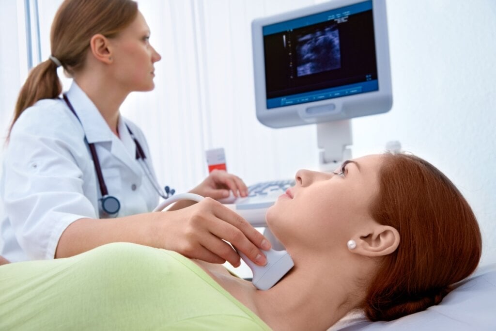 O diagnóstico do câncer de tireoide é feito por exames de imagem (Imagem: Alexander Raths | Shutterstock) por Imagem: Alexander Raths | Shutterstock
